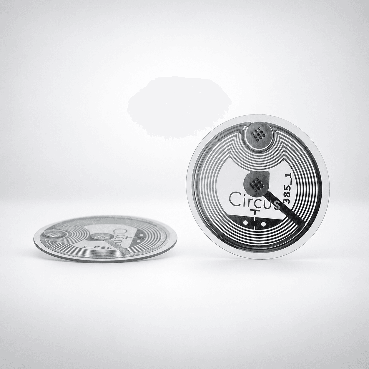 Runder selbstklebender NFC-Chip mit sichtbarer Antennenspule